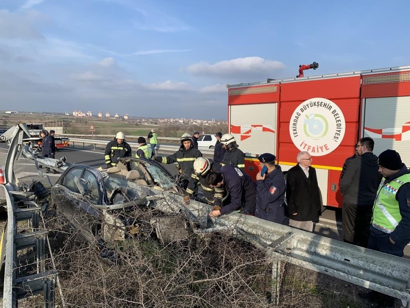 Mucize kurtuluş! Bariyerlere ok gibi saplanan araçtan sağ çıktı - Resim: 4