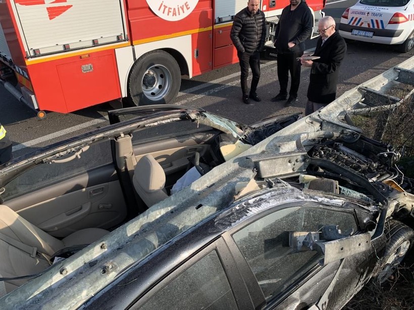 Mucize kurtuluş! Bariyerlere ok gibi saplanan araçtan sağ çıktı - Resim: 5
