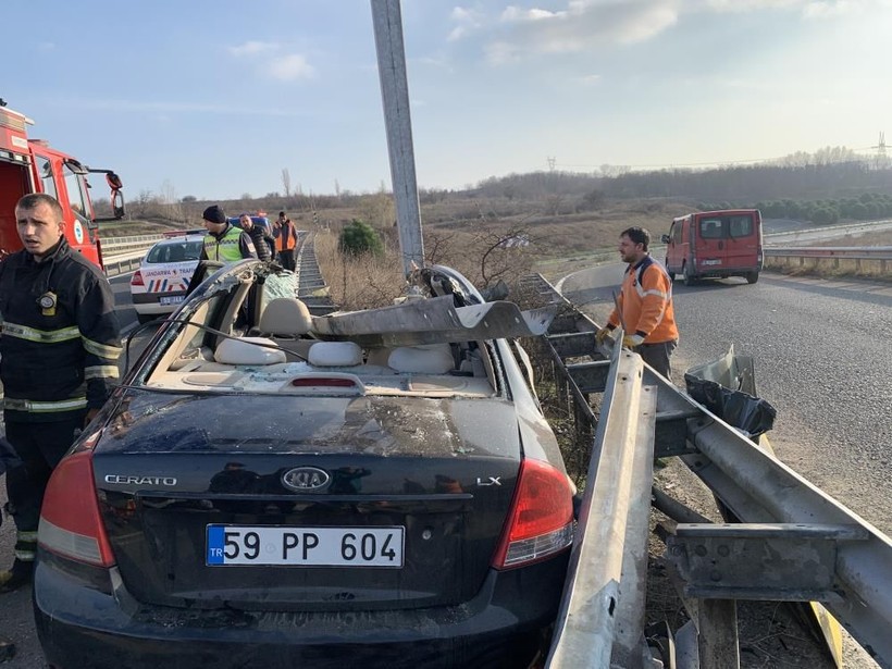 Mucize kurtuluş! Bariyerlere ok gibi saplanan araçtan sağ çıktı - Resim: 6