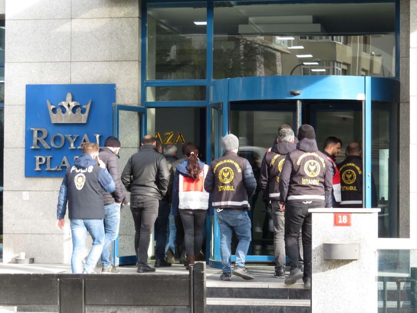 Emlak dolandırıcılarına dev operasyon: Lüks araç ve evlere el konuldu - Resim: 1
