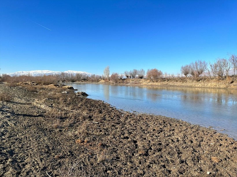 Erzincan'da bulunan Karasu Nehri'nin su seviyesinin büyük oranda azalmasıyla ortaya adacıklar çıktı - Resim: 1