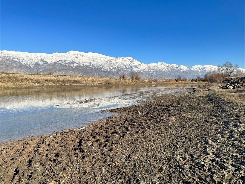 Erzincan'da bulunan Karasu Nehri'nin su seviyesinin büyük oranda azalmasıyla ortaya adacıklar çıktı - Resim: 2