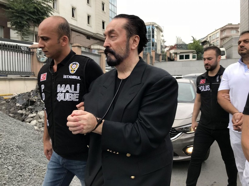 Adnan Oktar ve 'Kedicikler' paket olmuştu! Gözaltı sırasında çekilen görüntüler paylaşıldı - Resim: 3