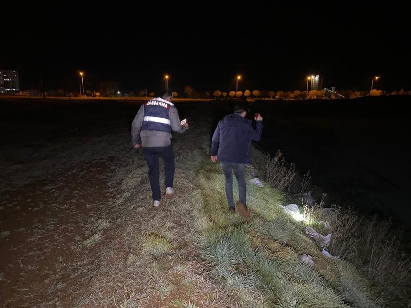 Adıyaman'da bir şahıs, 4 yaşındaki kız çocuğunu elinden tutup kaçırdı! Gece boyunca süren çalışmalar sonucu çocuk bulundu - Resim: 5