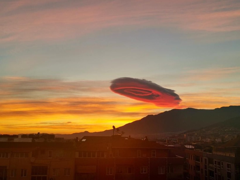 Bursa'da merceksi bulut görüldü! Dünyada gündem oldu: UFO'ya benziyor - Resim: 14