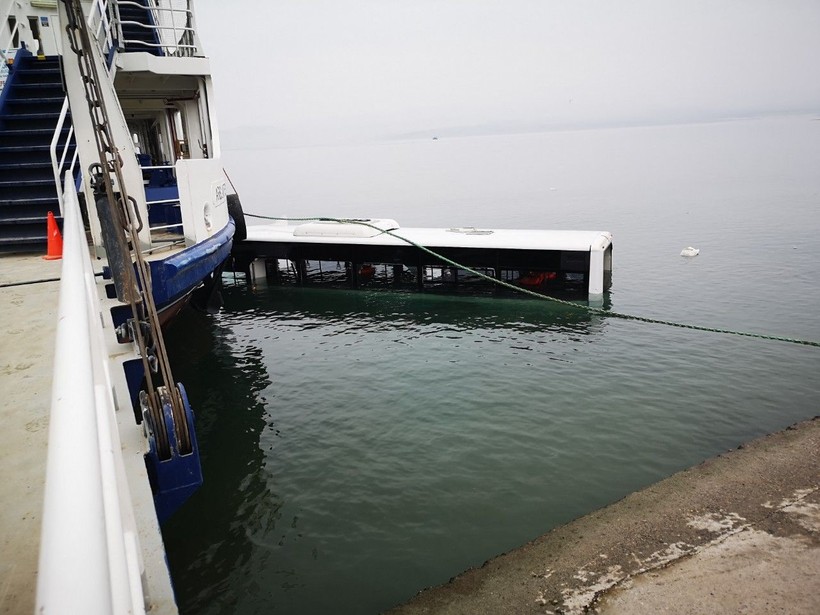 Malatya'da halk otobüsü, baraj gölüne devrildi: 4 yaralı - Resim: 3