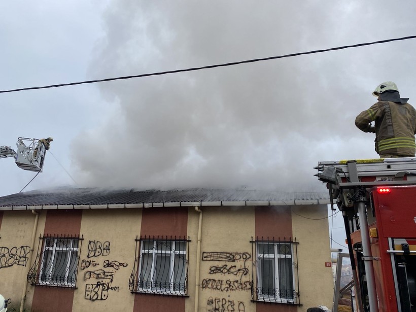 Maltepe Gülensu Mahallesi'nde 3 katlı binanın çatısı alevler içinde kaldı - Resim: 1