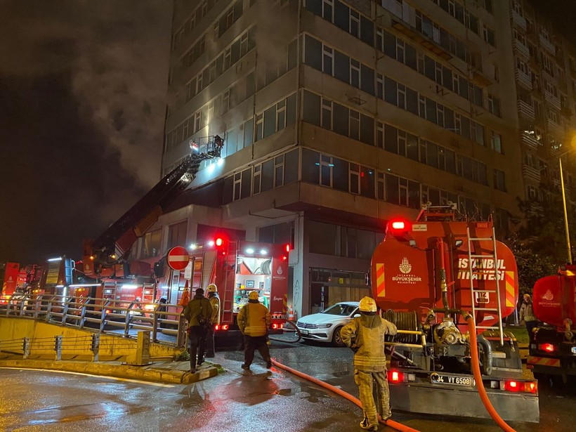 Şişli'de 8 katlı binada yangın! Dumanlar gökyüzünü kapladı, ekipler seferber oldu - Resim: 1