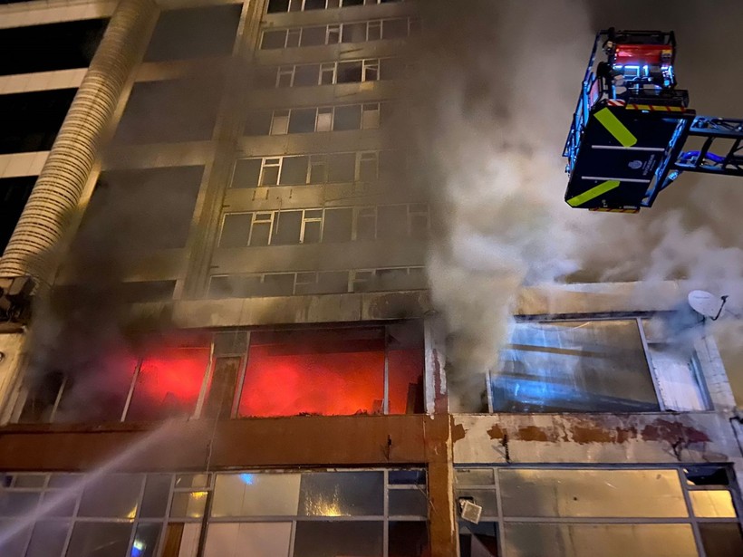 Şişli'de 8 katlı binada yangın! Dumanlar gökyüzünü kapladı, ekipler seferber oldu - Resim: 3