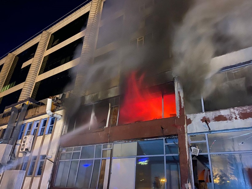 Şişli'de 8 katlı binada yangın! Dumanlar gökyüzünü kapladı, ekipler seferber oldu - Resim: 4