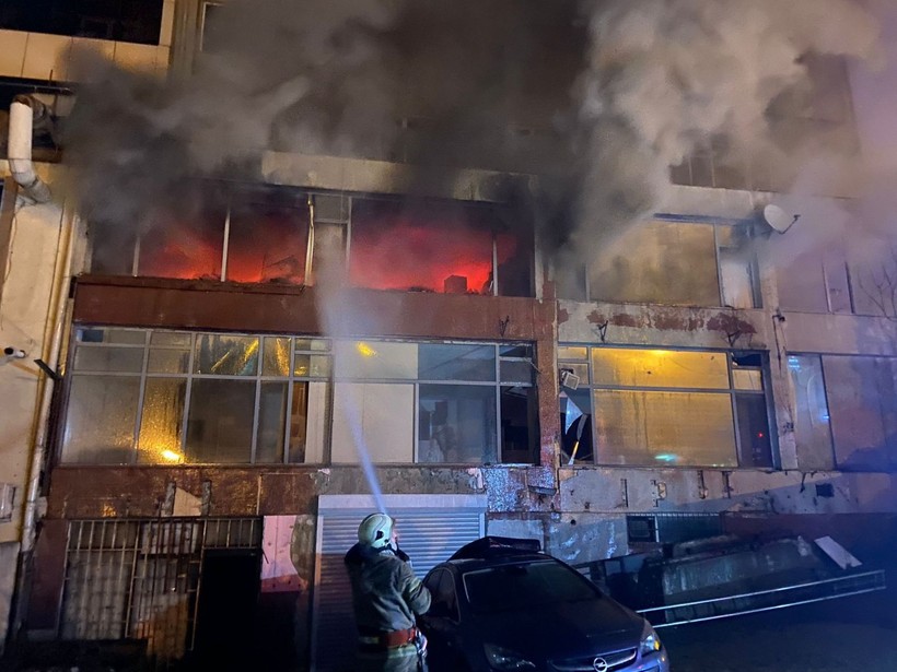 Şişli'de 8 katlı binada yangın! Dumanlar gökyüzünü kapladı, ekipler seferber oldu - Resim: 5