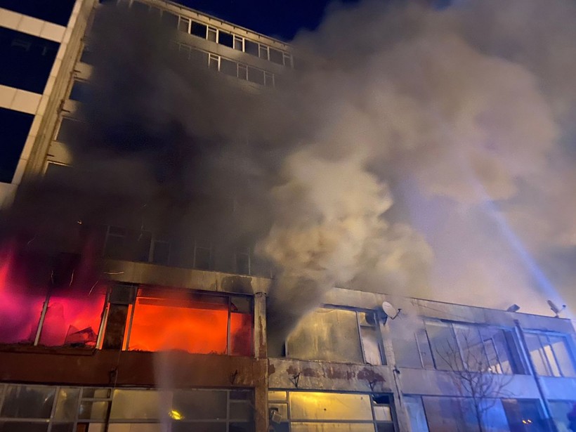 Şişli'de 8 katlı binada yangın! Dumanlar gökyüzünü kapladı, ekipler seferber oldu - Resim: 6