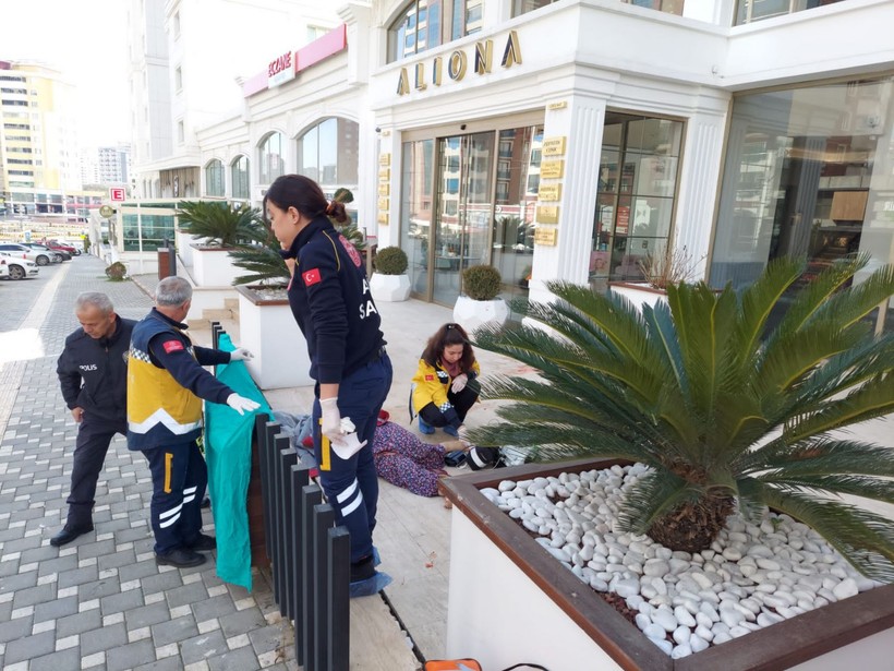Kahramanmaraş'ta 45 yaşındaki Emine Gök, cam silerken 11'inci kattan düşüp hayatını kaybetti - Resim: 4