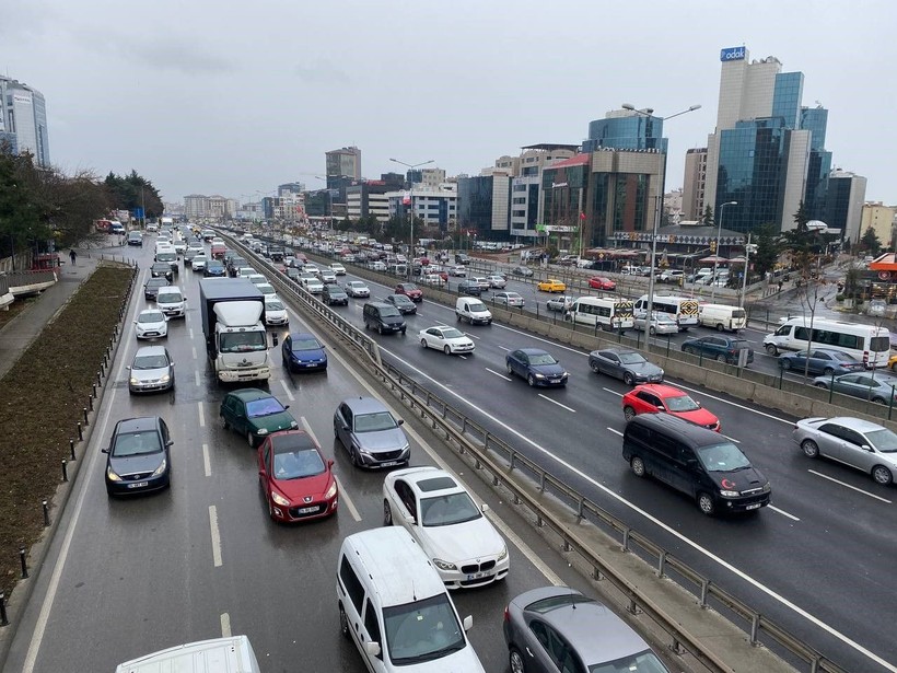 İstanbul'da etkisini arttıran yağış trafiği felç etti! Yoğunluk yüzde 72'ye ulaştı - Resim: 7