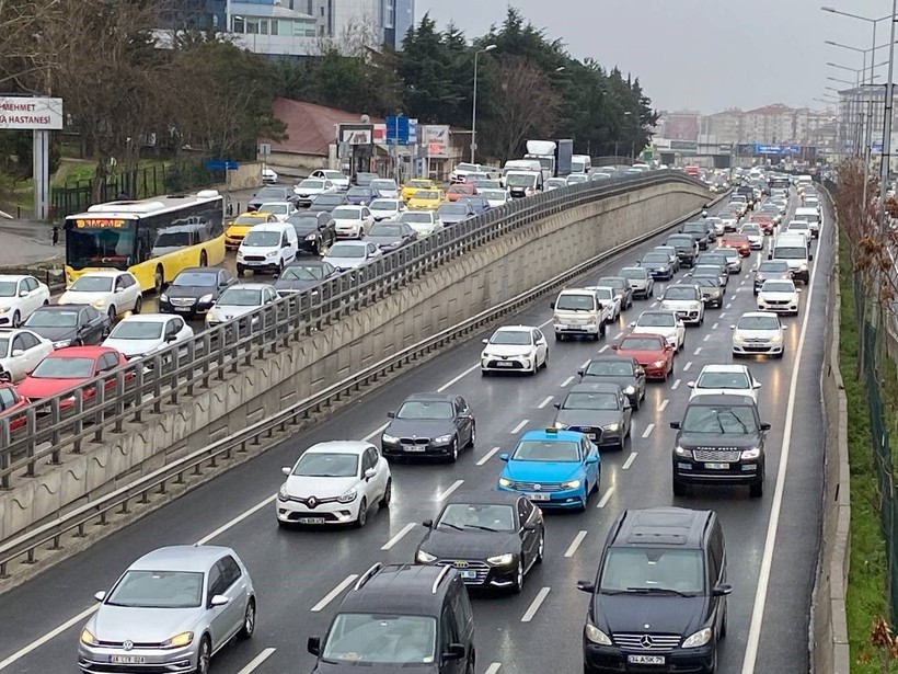 İstanbul'da etkisini arttıran yağış trafiği felç etti! Yoğunluk yüzde 72'ye ulaştı - Resim: 5