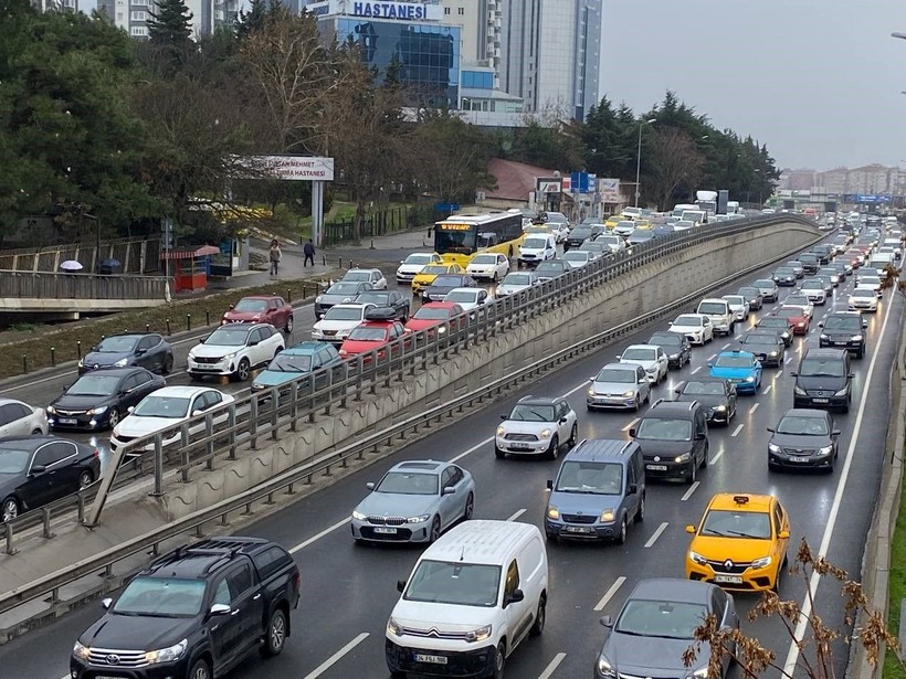 İstanbul'da etkisini arttıran yağış trafiği felç etti! Yoğunluk yüzde 72'ye ulaştı - Resim: 3