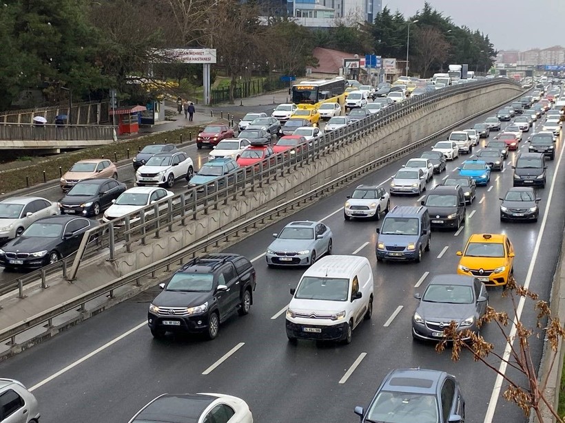 İstanbul'da etkisini arttıran yağış trafiği felç etti! Yoğunluk yüzde 72'ye ulaştı - Resim: 4