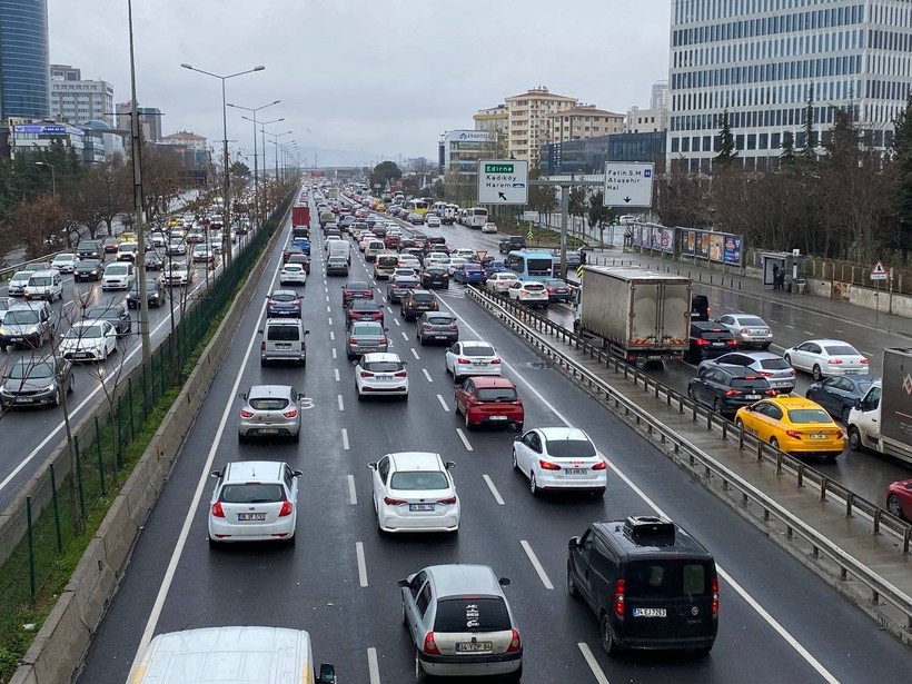 İstanbul'da etkisini arttıran yağış trafiği felç etti! Yoğunluk yüzde 72'ye ulaştı - Resim: 1
