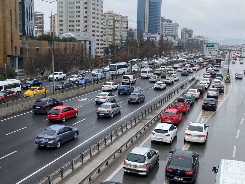 İstanbul'da etkisini arttıran yağış trafiği felç etti! Yoğunluk yüzde 72'ye ulaştı - Resim: 2