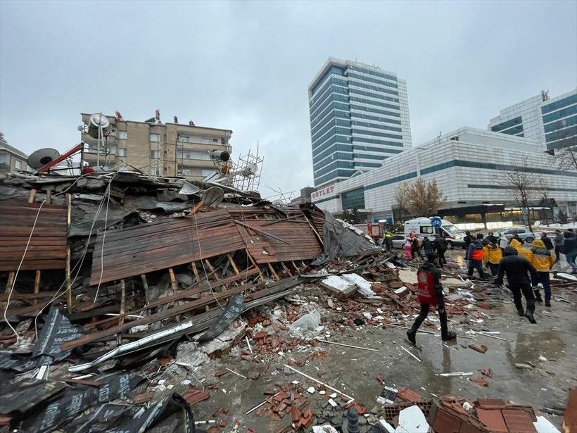 SON DAKİKA DEPREM: Kahramanmaraş merkezli depremin ardından enkaz altından bir bebek canlı şekilde çıkarıldı - Resim: 7