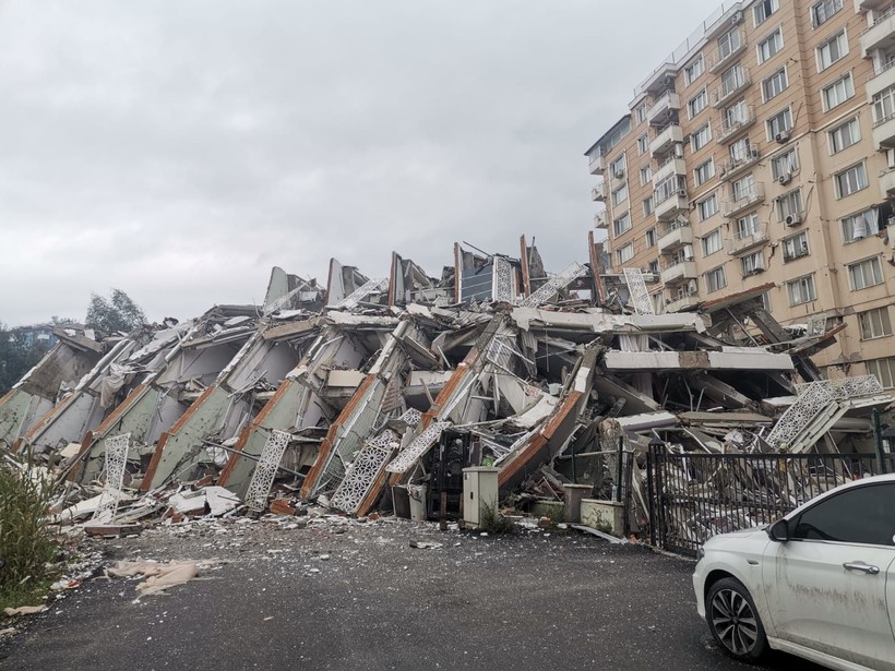 Son dakika deprem haberleri... Hatay Büyükşehir Belediye Başkanı Lütfü Savaş: Çok büyük bir felaket yerel imkanlarla çözemeyeceğimiz - Resim: 5
