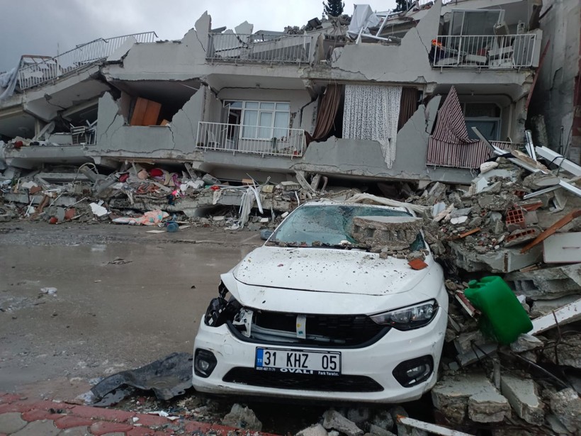 Son dakika deprem haberleri... Hatay Büyükşehir Belediye Başkanı Lütfü Savaş: Çok büyük bir felaket yerel imkanlarla çözemeyeceğimiz - Resim: 1