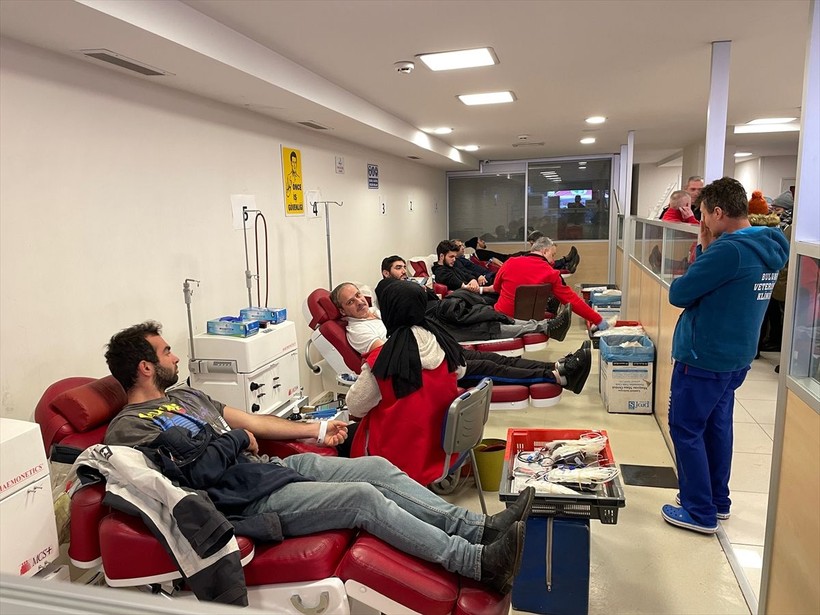 Ülkenin dört bir yanından depremzedelere kan bağışı yapılıyor - Resim: 31