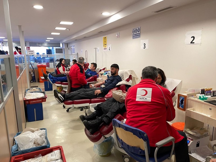 Ülkenin dört bir yanından depremzedelere kan bağışı yapılıyor - Resim: 33