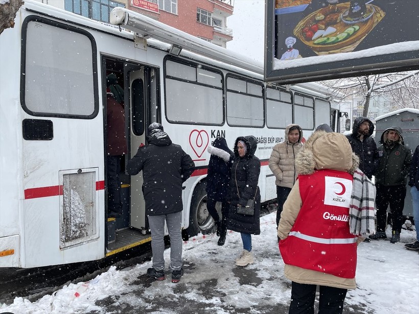 Ülkenin dört bir yanından depremzedelere kan bağışı yapılıyor - Resim: 49