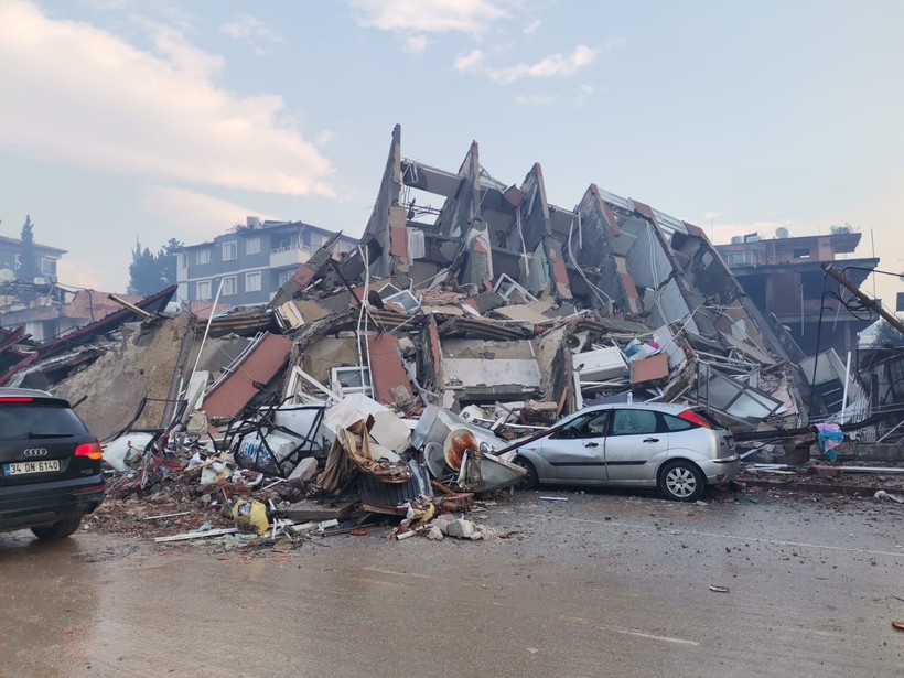 Son dakika deprem haberleri... Hatay Büyükşehir Belediye Başkanı Lütfü Savaş: Benim tahminim sadece 3 binin üzerinde Hatay'da vefat eden insan var - Resim: 1