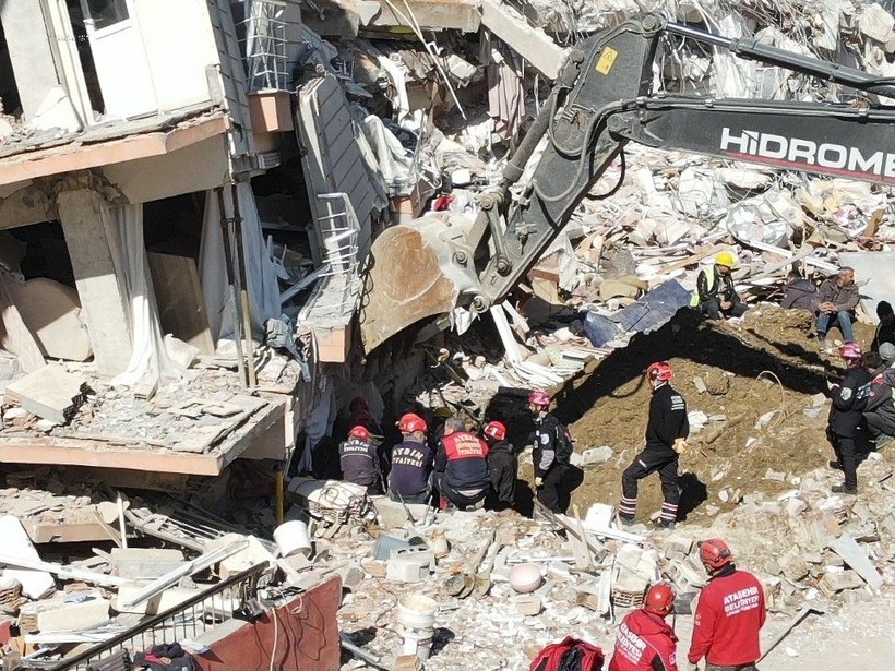 Aydın Büyükşehir İtfaiyesi, Hatay’da bir kişiyi canlı olarak enkazdan kurtardı - Resim: 1