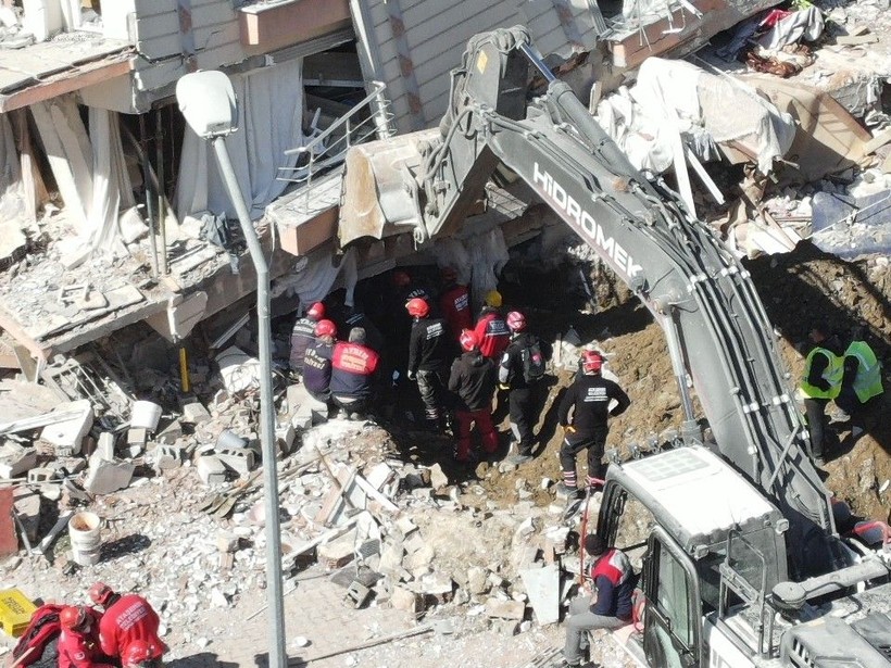 Aydın Büyükşehir İtfaiyesi, Hatay’da bir kişiyi canlı olarak enkazdan kurtardı - Resim: 2