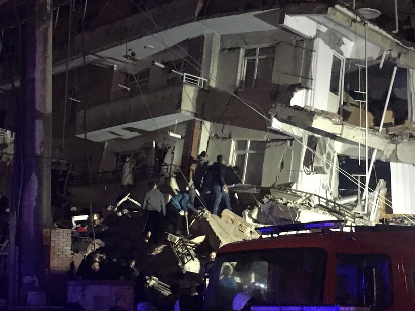 Deprem bölgesinden gelenler için Kayseri ve Mersin şehir girişlerinde ikramlar yapılıyor! Yardımsever vatandaşlar adeta ikramda yarışıyor - Resim: 2