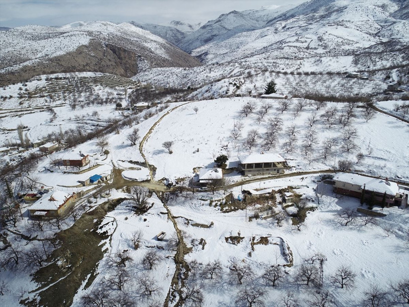 Deprem derin yarıklar oluşturdu! Malatya Doğanşehir kırsalında kayısı bahçeleri 2 metre çöktü - Resim: 2