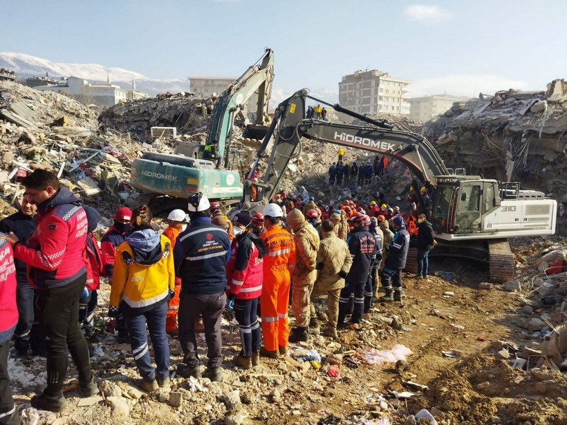 222 saat sonra enkazdan çıkarılan Melike İmamoğlu'nun ilk sorusuna kimse yanıt veremedi - Resim: 1