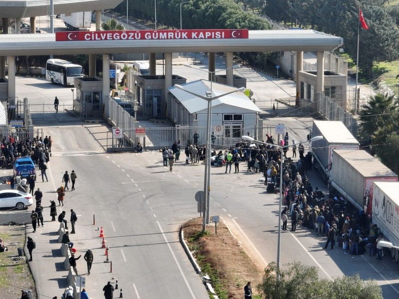 Suriyeliler depremden etkilenen yakınları için memleketlerine gitmeye başladı - Resim: 1