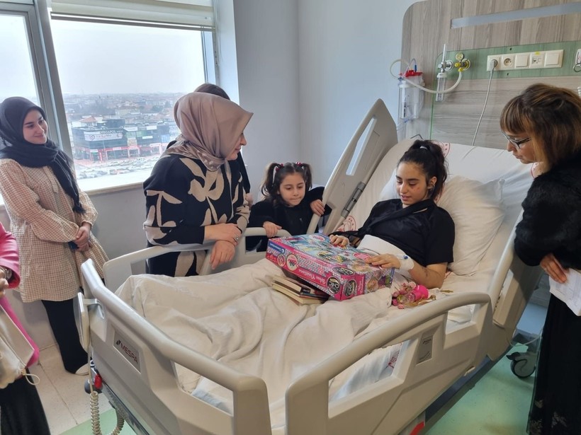 Enkazdan sağ kurtulan genç kıza doğum günü sürprizi yapıldı - Resim: 1