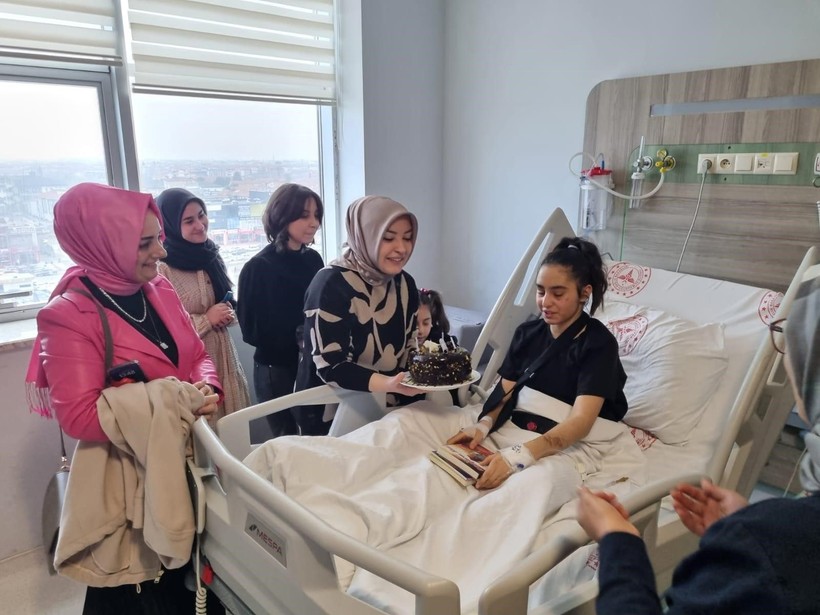 Enkazdan sağ kurtulan genç kıza doğum günü sürprizi yapıldı - Resim: 2