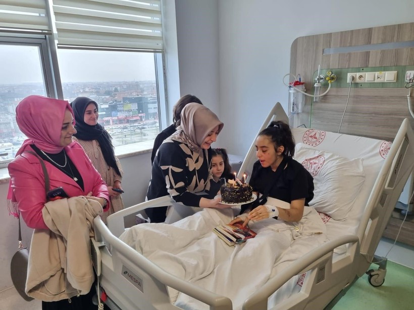 Enkazdan sağ kurtulan genç kıza doğum günü sürprizi yapıldı - Resim: 3