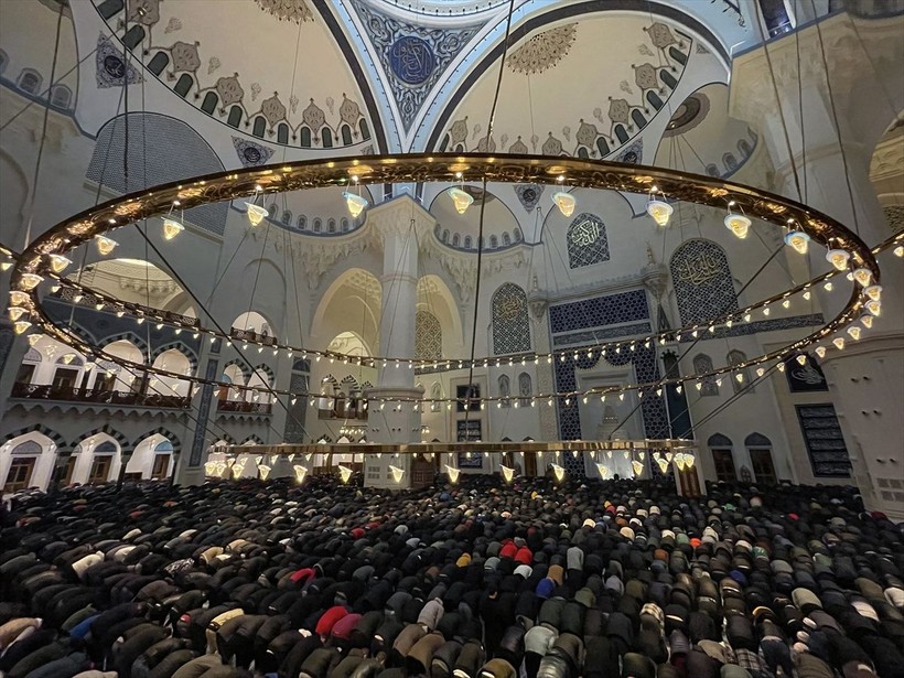 Türkiye'nin dört bir yanında Miraç Kandili idrak edildi! Dualar depremzedeler için - Resim: 59