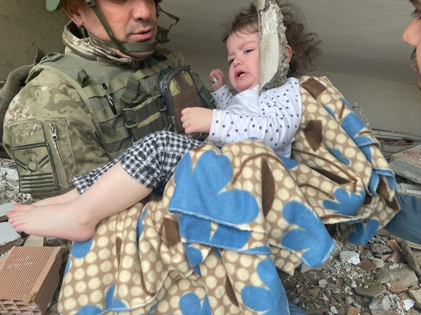 "Asrın Felaketi'nde Mehmetçik ilk andan bu yana millet ile yan yana! Acıya da ortak oldular tebessüme de... - Resim: 48