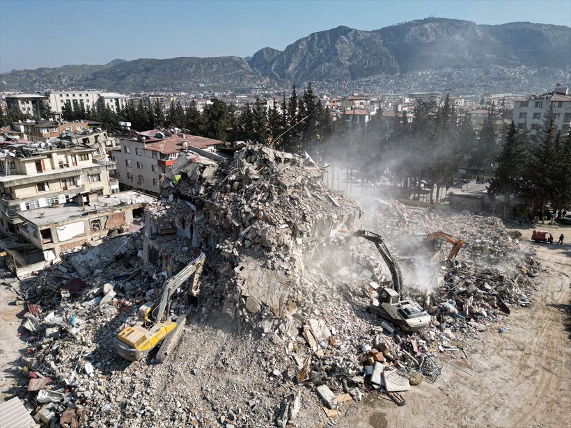 Kahramanmaraş merkezli depremlerden etkilenen Hatay'daki yıkımın altından ihmal çıktı: Kağıt üstü denetimler binlerce cana mal oldu - Resim: 1