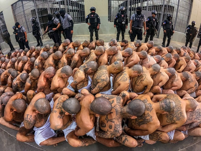 Dünya bu görüntüleri konuşuyor: El Salvador'da 2 bin çete üyesi başka hapishaneye böyle nakledildi - Resim: 25