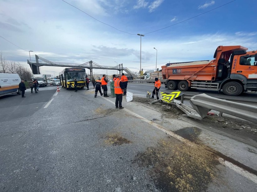 Son dakika... İETT otobüsü bariyerlere çarptı: Yaralılar var - Resim: 1