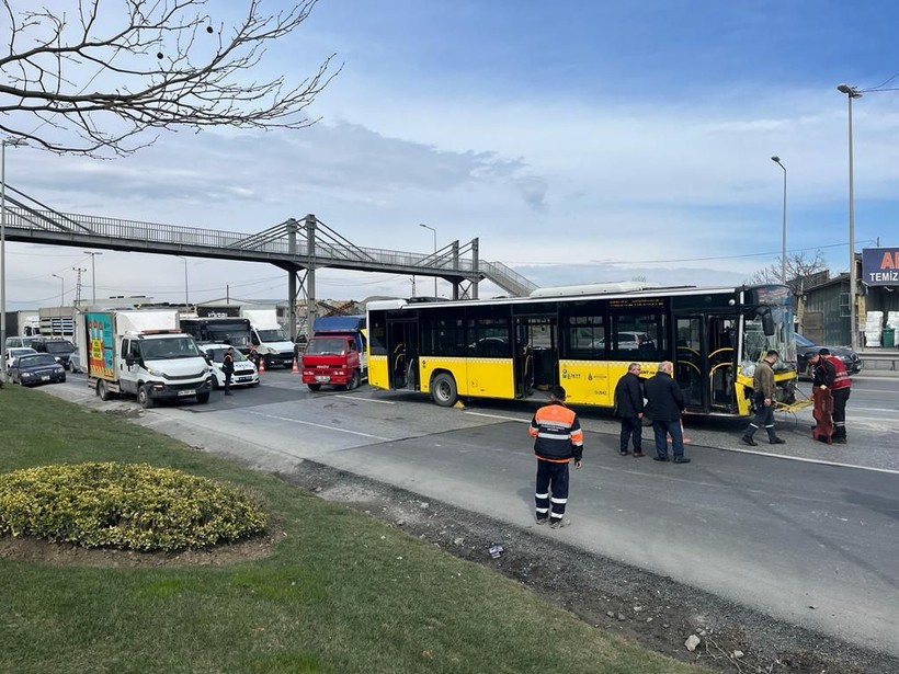Son dakika... İETT otobüsü bariyerlere çarptı: Yaralılar var - Resim: 2