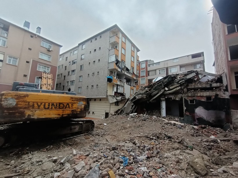 Son dakika haberi: İstanbul Bahçelievler'de yıkımı yapılan bina yan apartmanın üzerine yıkıldı - Resim : 1