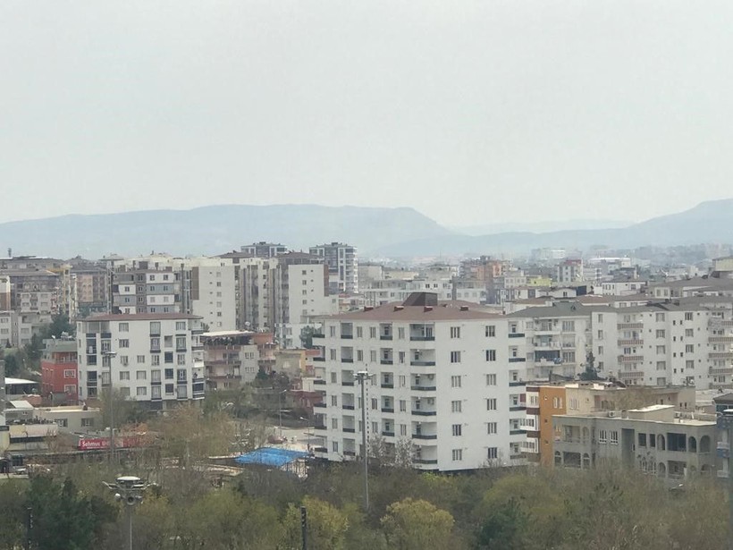 Depremler sonrası oraya akın ettiler! 700 bin kişilik kentte 95 daire kaldı - Resim: 1