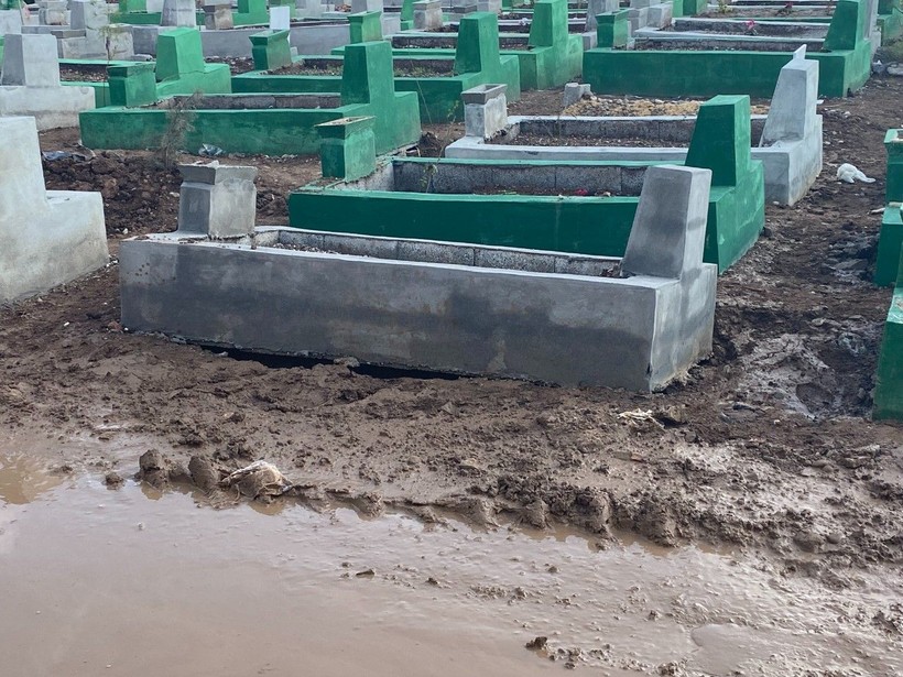 Yağmur sonrası depremzedelerin mezarları çöktü - Resim: 6