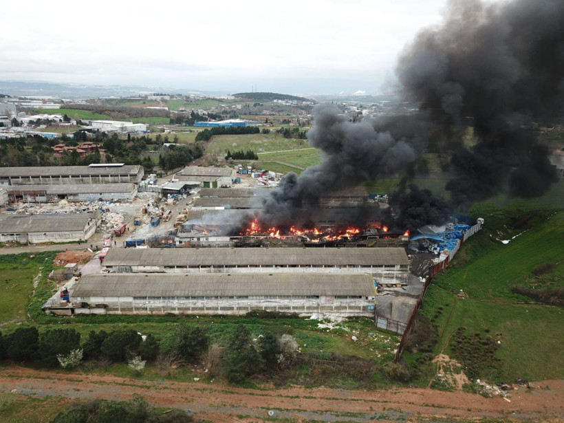 Kocaeli'nin Gebze ilçesinde kimyasal madde üretimi yapan fabrikanın deposunda çıkan yangını söndürme çalışmaları devam ediyor - Resim: 5
