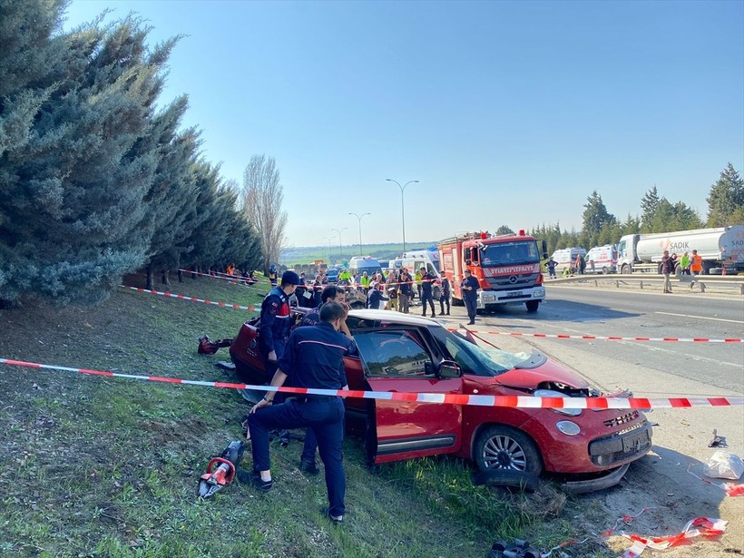 Son dakika! TEM'de zincirleme kaza: 6 ölü, 3 yaralı - Resim: 3